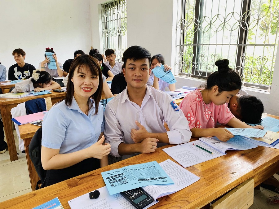 "2k7 ơi… Bạn đang băn khoăn chọn nghề?Học nghề giờ không còn là phương án B – mà là bước đi thông minh để làm chủ tương lai sớm!". Vậy sau khi học xong 12, 2k7 học lực trung bình nên học Đại học hay hay nghề?