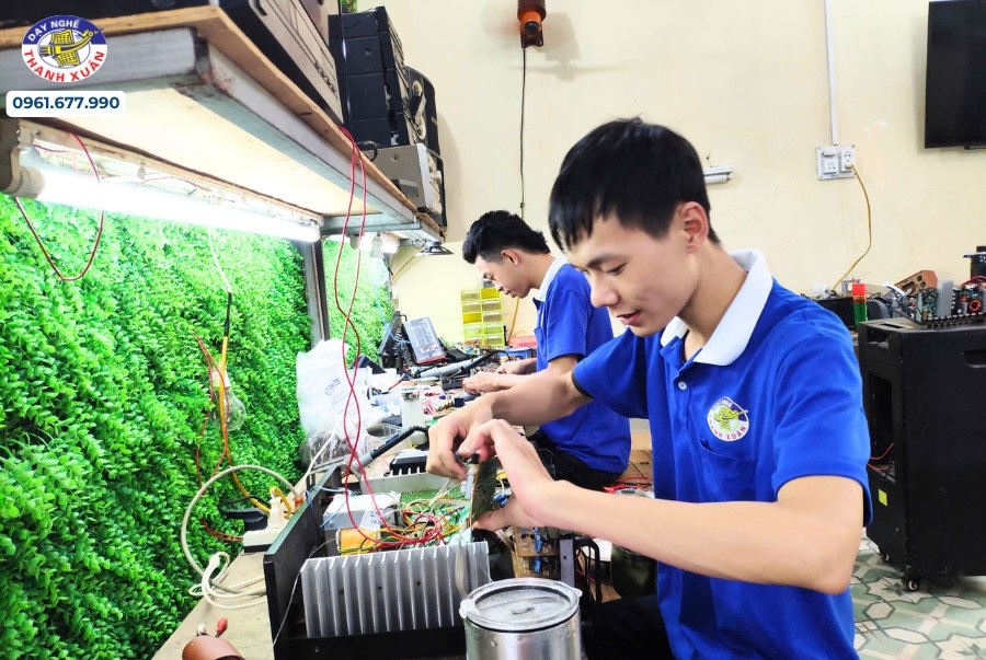 Công nhân nghỉ việc đi học nghề nên học nghề gì để ổn định